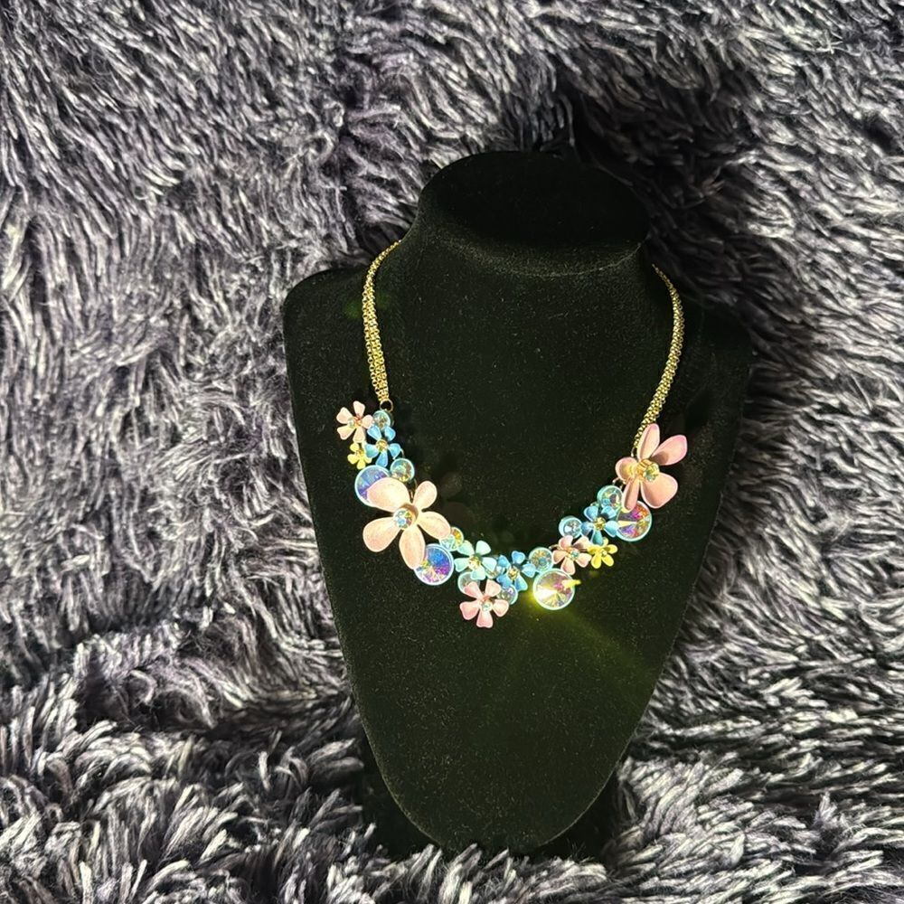 Betsey Johnson  Floral cluster necklace - Picture 3 of 8